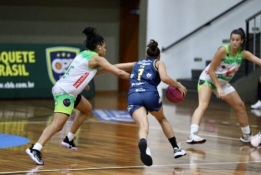Basquete feminino vence fora e sobe posição 8
