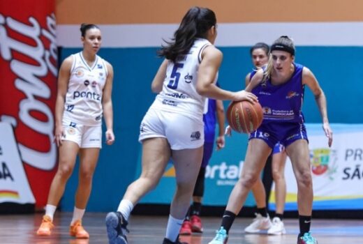 Basquete feminino vence e masculino joga em Franca 12