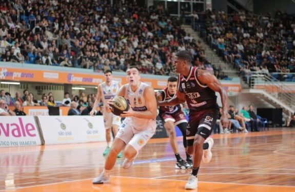 São José Basketball abre finais perdendo em casa 1