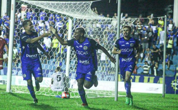 São José vence e continua na disputa por vaga 1