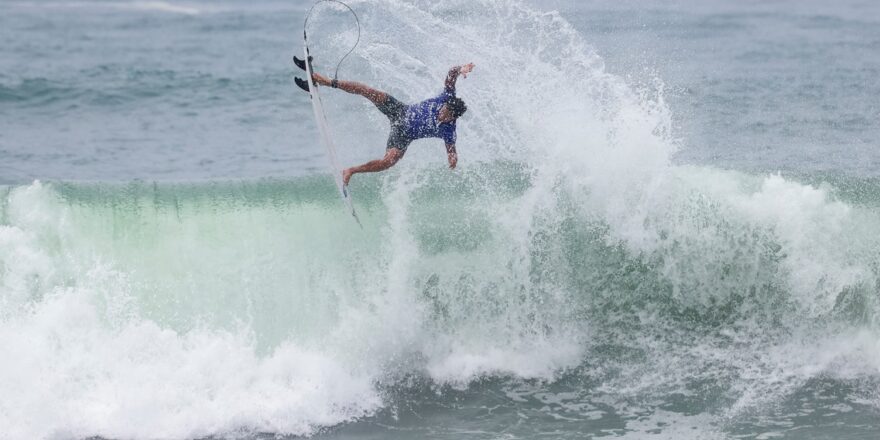 Surfe em Ubatuba teve dia de manobras aéreas 1