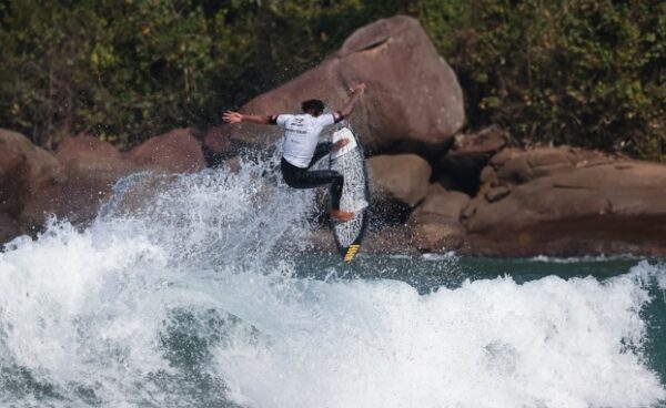 Surfe destaca competidores da casa em Ubatuba 1