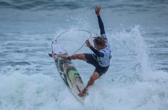 Surfista da casa garante festa na Itamambuca 1