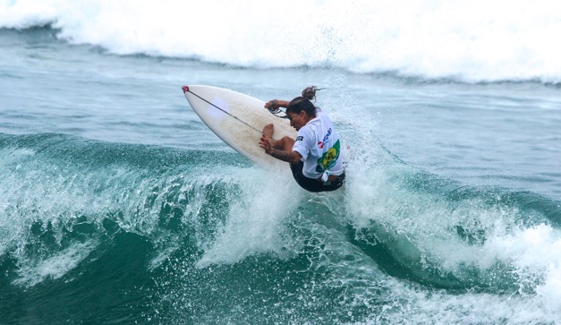 Surfista da casa garante festa na Itamambuca 2