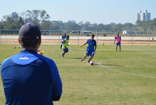 Times do clássico avaliam contundidos e reforços 13