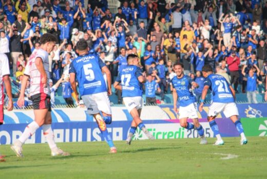 São José emplacou a quarta vitória em quatro jogos 9