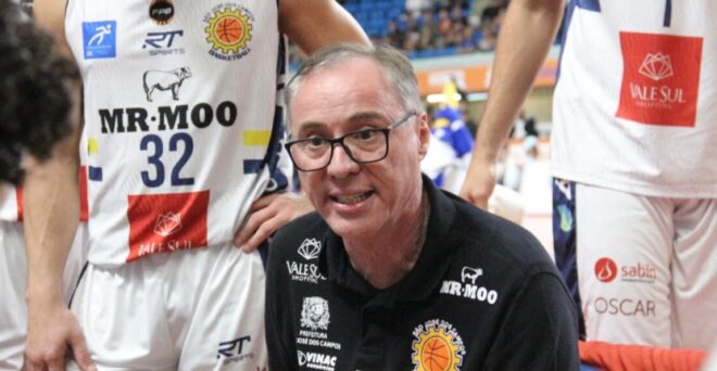 Basquete joga após inesperada troca de técnico 1