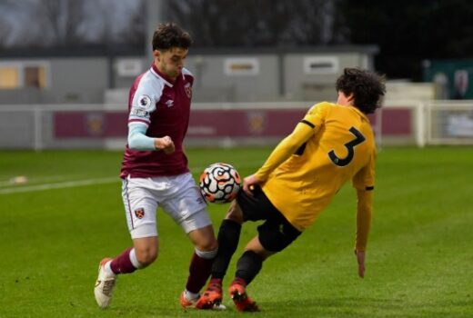 Taubaté anuncia meia que já jogou com Vinícius Júnior 4