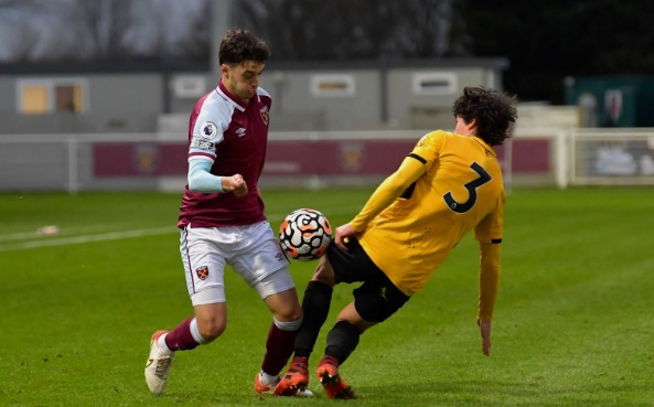 Taubaté anuncia meia que já jogou com Vinícius Júnior 1