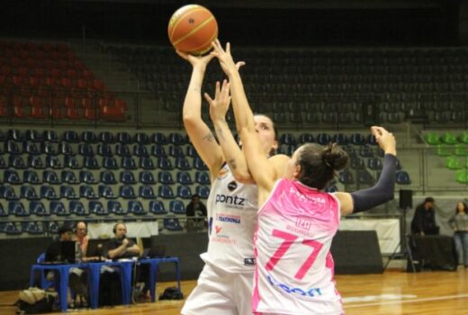 Basquete feminino inicia quartas com derrota 12