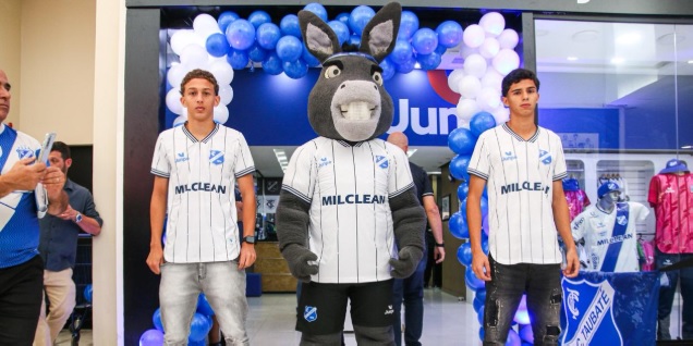 Taubaté apresenta uniformes e passaportes 1