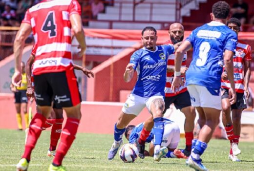 São José apresenta pouco e estreia com derrota 1