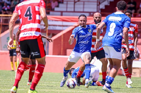 São José apresenta pouco e estreia com derrota 1