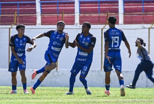 Garotos do São José festejam classificação na Copinha 1