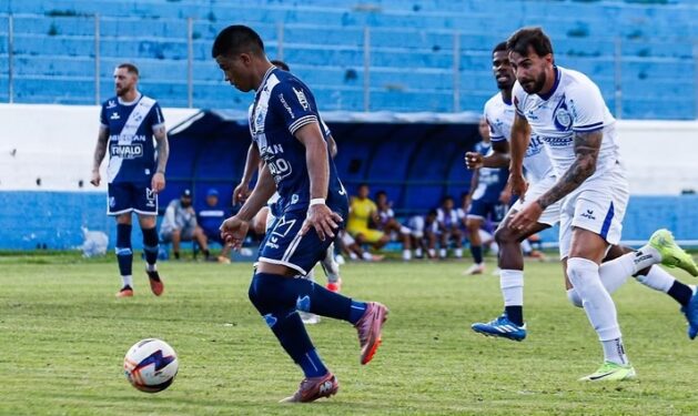 Taubaté se enrosca e deixa escapar vitória 1