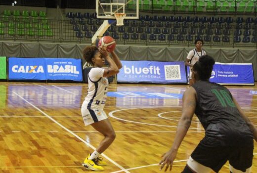 Basquete feminino vence mais uma no Teatrão 9