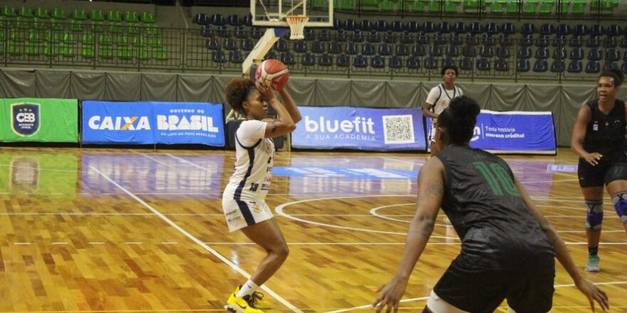 Basquete feminino vence mais uma no Teatrão 1