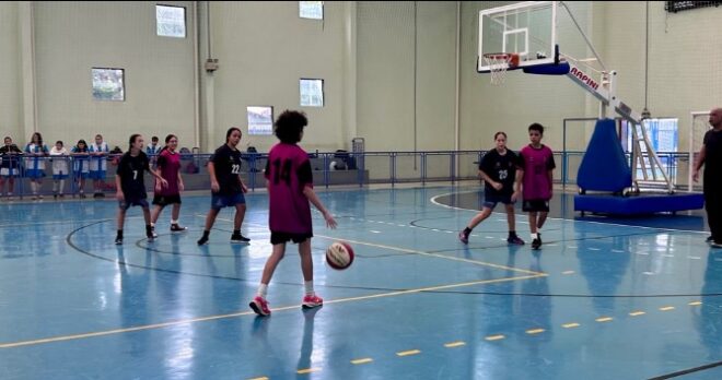 Jogos de estudantes abrem semana com basquete 7