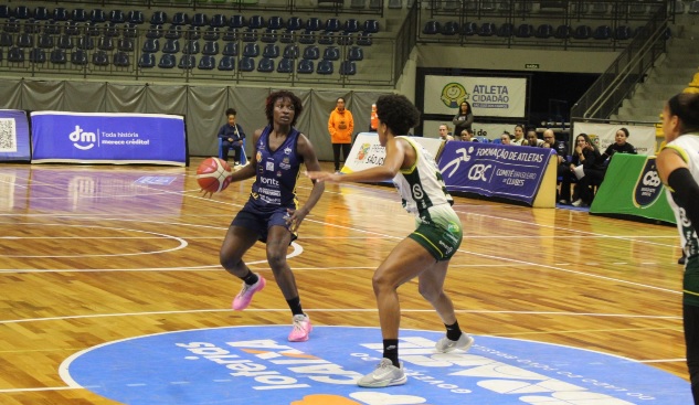 Basquete feminino perde para o vice-líder 4