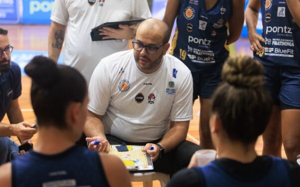 Basquete feminino tem partida sugestiva no Teatrão 6