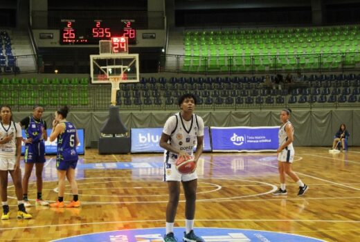 Basquete feminino vence confronto valendo posição 11