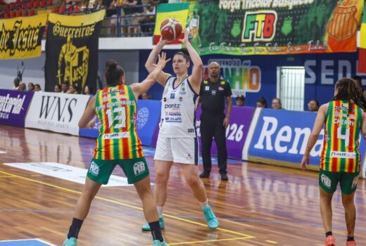 Basquete feminino sente a força do líder ao fechar fase 7
