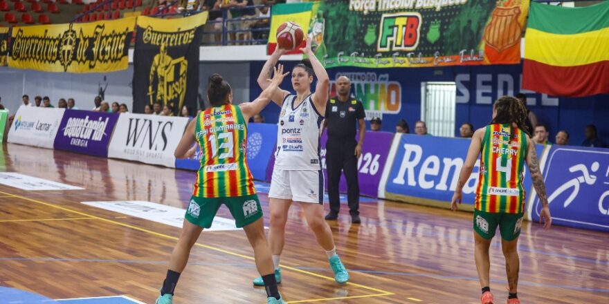 Basquete feminino sente a força do líder ao fechar fase 2