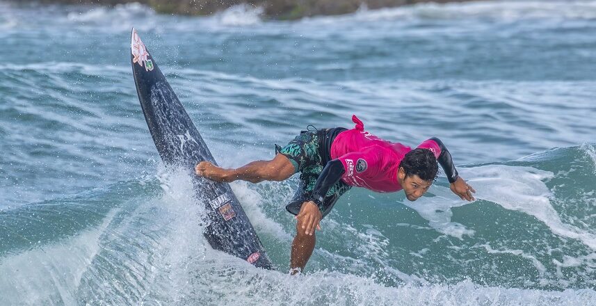 Ubatubense assume a ponta do surf em casa 10